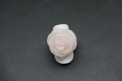 null Bague en quartz rose sculpté à décor de fleur, TDD 50.