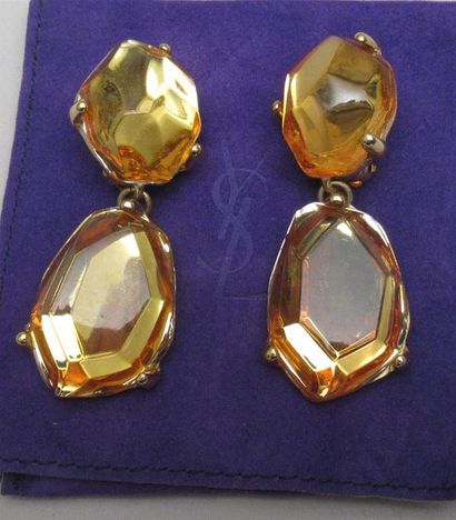 null YVES SAINT LAURENT - Paire de clips d'oreille en métal doré à décor de cabochons...