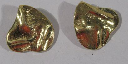 null YVES SAINT LAURENT - Paire de clips d'oreille en métal doré à décor de feuilles...