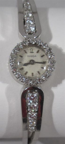 null OMEGA - Montre bracelet de dame en or gris 18 K (750/oo), le cadran rond à fond...