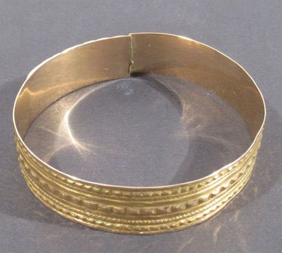 null Bracelet en or jaune 18 K (750/oo) à décor en relief de pointes de diamants...