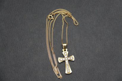 null Pendentif "Croix" en or jaune 18K (750/oo) agrémenté de lignes de diamants ronds,...