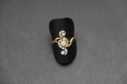 null Bague ancienne en or jaune jaune 18K (750/oo) formant des volutes ornée d'une...