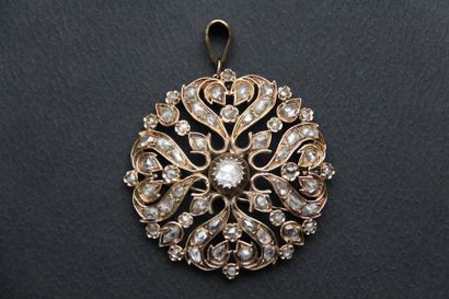 null Pendentif "Rosace" en or jaune 18K (750/oo) centré d'un diamant taillé en rose...