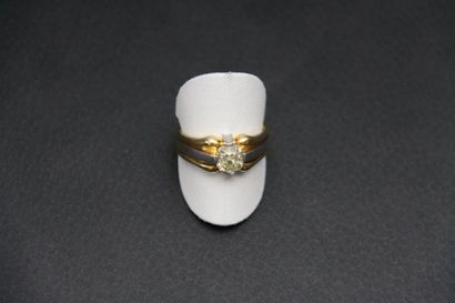 null Bague jonc en or jaune et or gris 18K (750/oo) ornée d'un diamant coussin taille...