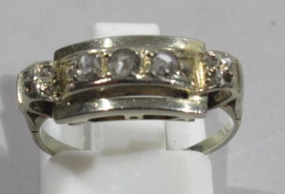 null Bague Jarretière en or gris 18 K (750/oo) surmontée de trois diamants taillés...