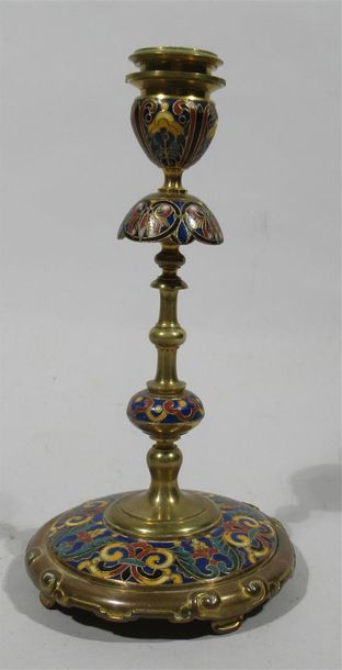 null BARBEDIENNE - Bougeoir en bronze à décor cloisonné et émaillé d'entrelacs feuillagés...