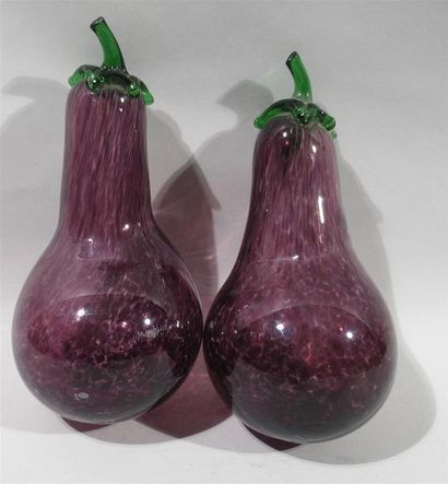null Deux aubergines en verre soufflé polycrhome à décor légèrement moucheté L.2...