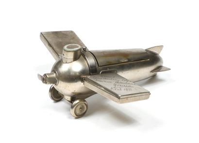 null D.G.R.M. GERMANY - Nécessaire de fumeur en métal argenté figurant un aéroplane...