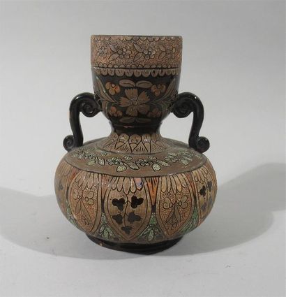 null THOUNE - Vase balustre à deux anses latérales en terre vernissée à décor incisé...