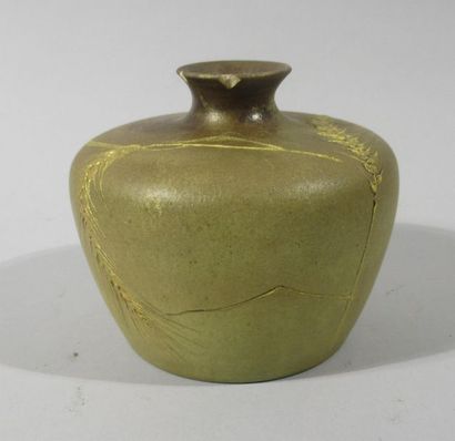 null Clément MASSIER (1857-1933) Vase ovoïde en céramique émaillée vert et or à décor,...