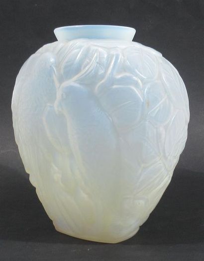 null René LALIQUE (dans le goût de) Vase en verre opalescent moulé pressé à décor...