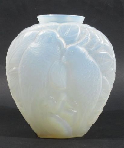 null René LALIQUE (dans le goût de) Vase en verre opalescent moulé pressé à décor...