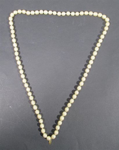 null CHANEL - Sautoir de perles baroques blanches - Diam des perles : 1 cm - Lg totale...