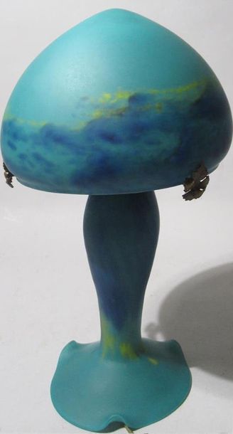 null DAUM (dans le goût de) - Lampe de forme Champignon en verre marmoréen bleu nuancé...