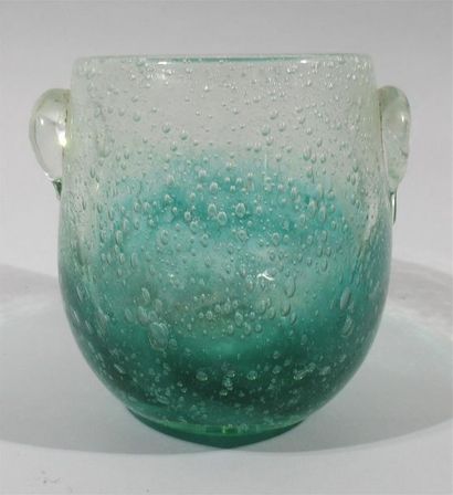 null ATELIER LUZORO (XXe) Vase en verre soufflé décor dégradé vert et translucide...