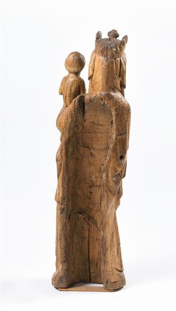 null Vierge à l’Enfant en chêne sculpté avec infimes traces de polychromie, dos creusé....