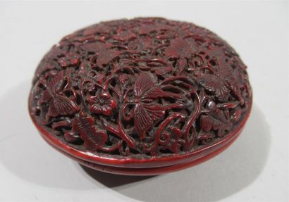 null Boite de forme ronde en laque rouge cinabre sculptée en relief de fleurs de...
