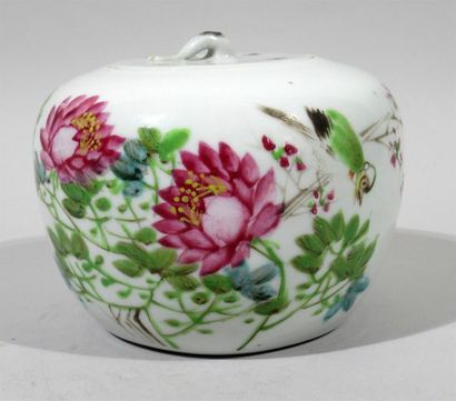 null CHINE HISTORIQUE - Pot à thé en porcelaine de nankin émaillée "famille rose"...