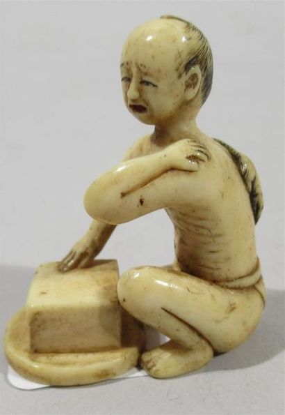 null Netsuke humoristique en ivoire finement sculpté d'un homme agenouillé cherchant...
