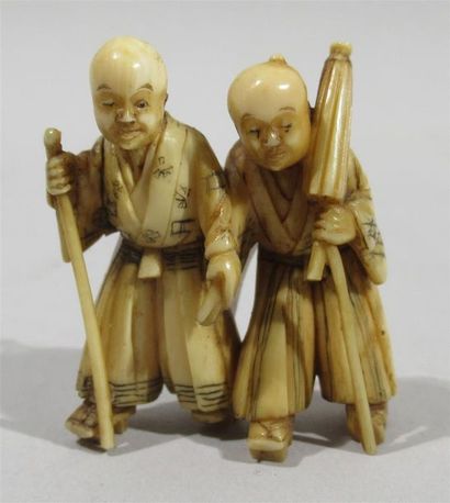 null Netsuke en ivoire finement sculpté de deux garçons se tenant la main -bâton...
