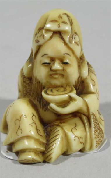 null Netsuke humoristique en ivoire finement sculpté de Fukurokuju assis buvant une...