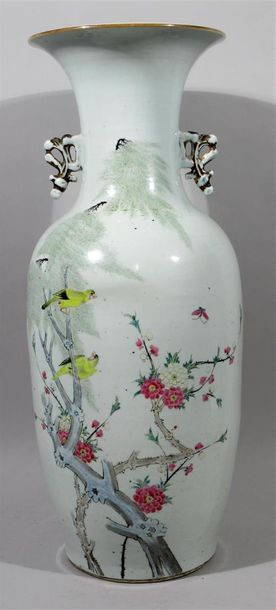 null CHINE REPUBLIQUE - Important vase en porcelaine à décor d'un couple de serins...