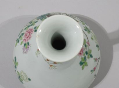 null CHINE - Vase soliflore en porcelaine à décor polychrome de grues, oiseau, magnilias,...