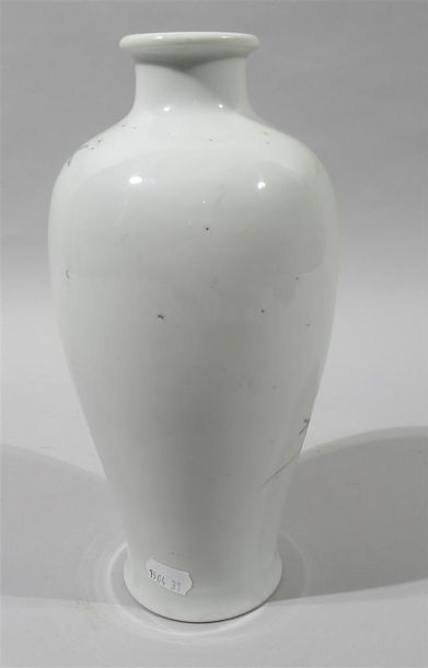 null CHINE XXe siècle - Vase en porcelaine polychrome de forme balustre, à décor...