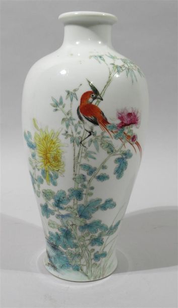 null CHINE XXe siècle - Vase en porcelaine polychrome de forme balustre, à décor...