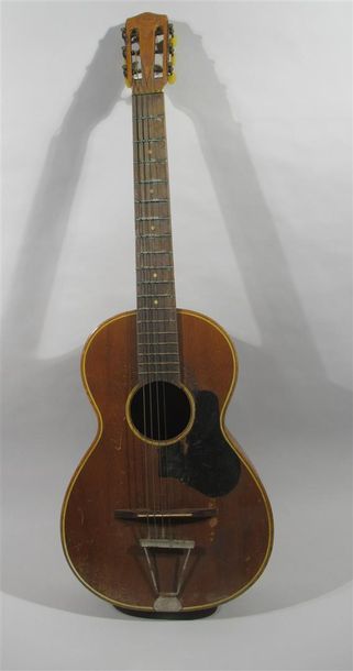 null COUESNON - Luthier à MIRECOURT - Guitare acoustique - Porte l'étiquette et signé...