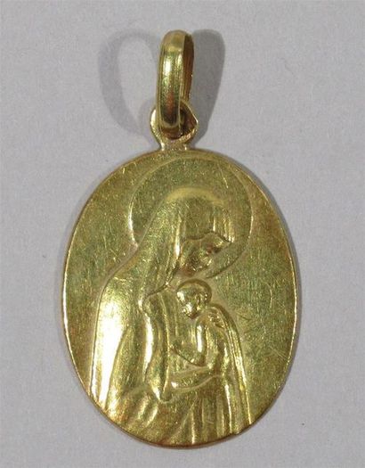null Médaille de baptème en or jaune 18 K (750/oo) à décor d'une Vierge à l'Enfant,...