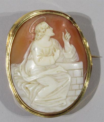 null Broche Camée sur coquillage figruant un Christ appuyée sur un mur, la monture...