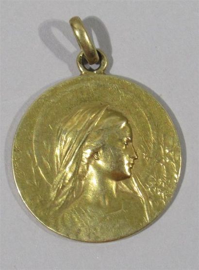 null A. SALES - Médaille pendentif en or jaune 18 K (750/oo) à décor d'une Vierge,...