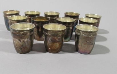 null Suite de douze verres à liqueur en argent massif poinçon Minerve à décor de...