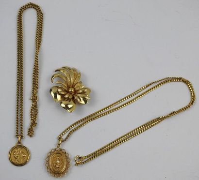 null LOT COMPRENANT de bijoux fantaisie comprenant : une broche, une médaille Saint...