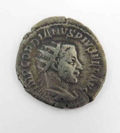 null DENIER ROMAIN Antoninien Gordianus Pius Caes ; Victoria Gordianus Aug. Victoire...