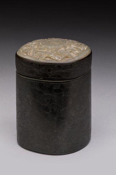 null INDOCHINE.

Boîte à thé cylindrique en bronze, le couvercle orné d’une plaque...