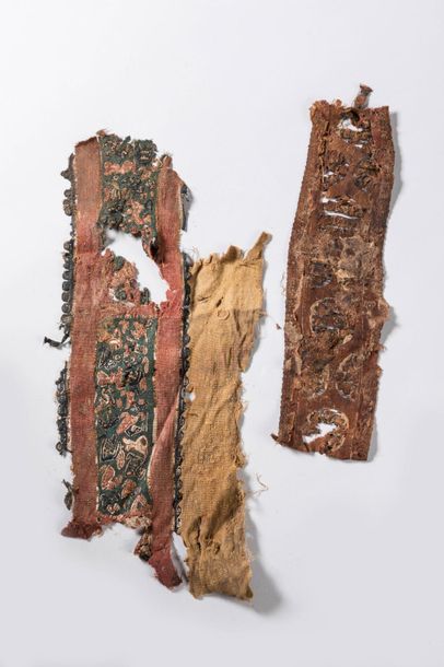 null COPTE.

Deux très anciens fragments de tissu.

Dim : 55x21 cm et 42x10 cm.

En...