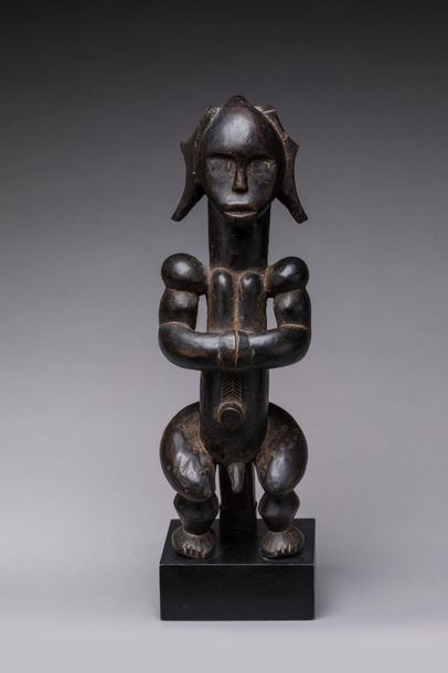  FANG, Gabon. 
Hardwood, patina 
Eyema Byeri" reliquary guardian statue associated...