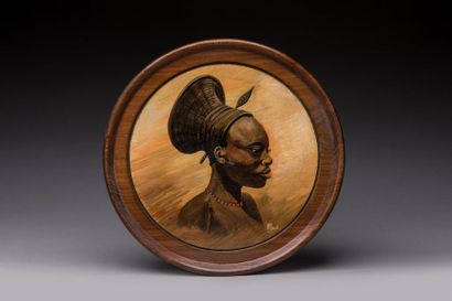 null Portrait de femme Mangbetu.

Peinture sur panneau de bois.

Signature illisible...