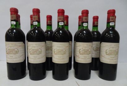 12 bouteilles château Margaux, 1968. Caisse...