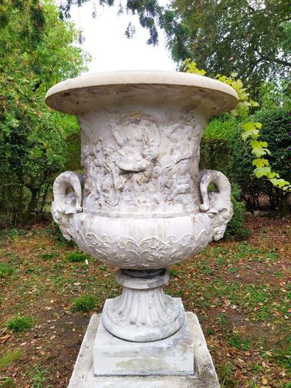 null François GIRARDON (d'après) :
Important vase en pierre reconstituée ; de forme...