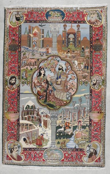 null IRAN: Tapis en laine soyeuse à décor de deux personnages dans un médaillon sur...