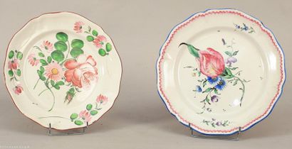 null EST DE LA FRANCE, XIXe siècle

Réunion de deux plats en faïence à décor floral...
