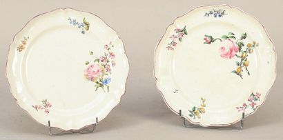 null APREY, XVIIIe siècle

Réunion de deux assiettes en faïence à décor floral polychrome.

Diam.:...