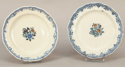 null MOUSTIERS, XVIIIe siècle

Réunion de deux assiettes en faïence à décor floral...