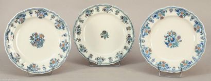 null MOUSTIERS, XVIIIe siècle

Réunion de trois assiettes en faïence à décor floral...