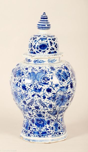 null DELFT, XVIIIe siècle

Vase couvert de forme balustre en faïence à décor en camaïeu...