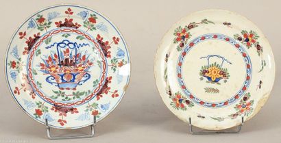 null DELFT, XVIIIe siècle

Réunion de deux assiettes en faïence à décor floral polychrome.

Diam.:...